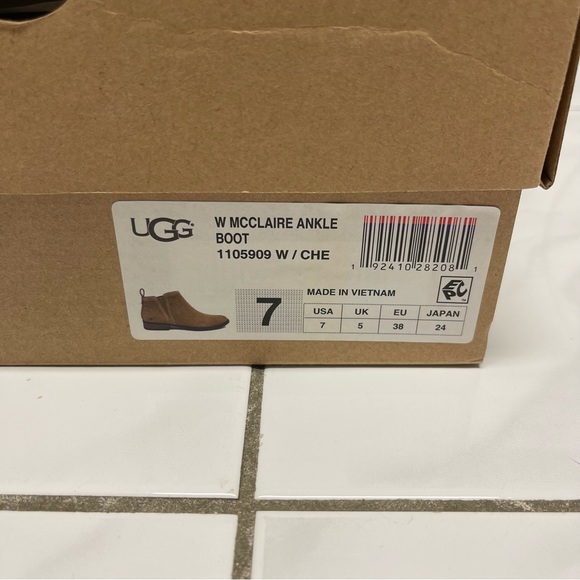 NWT ugg McClair ankle boot (size 7) - Picture 4 of 4
